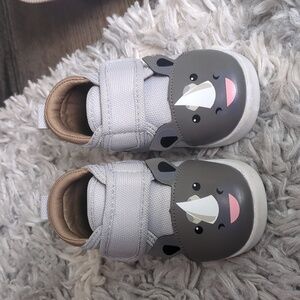 Ikiki rhino size 4 sneakers